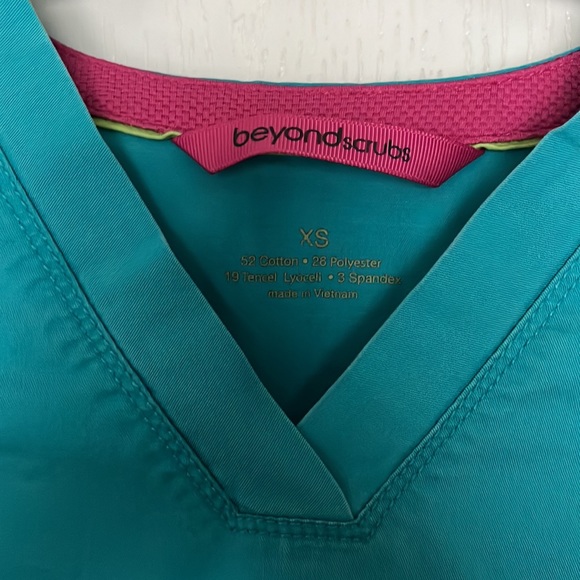 Scrub top - Picture 2 of 5